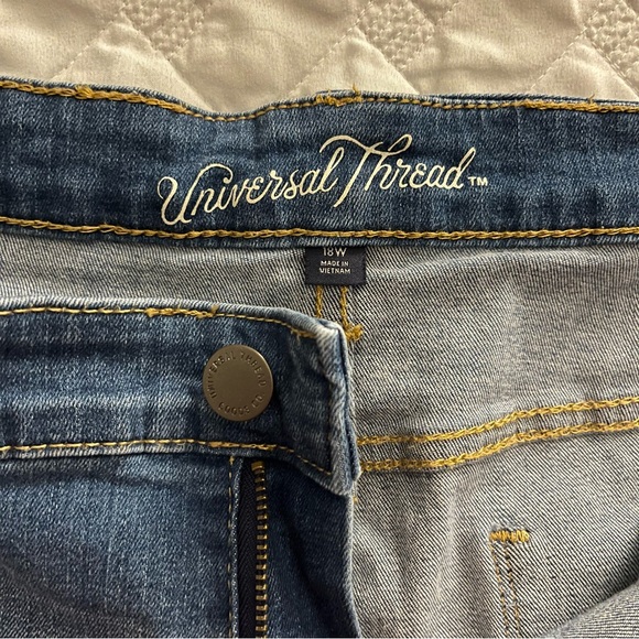 Universal Thread Women’s Plus Size Denim Shorts 18W - Picture 3 of 4